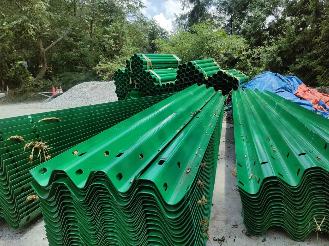 三波護(hù)欄綠色噴塑到貨,一塊板一個(gè)規(guī)格,別人能做的我可以做,別